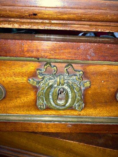 null Mahogany and brass fillet sideboard with 2 windows

Louis XVI style

H : 120...