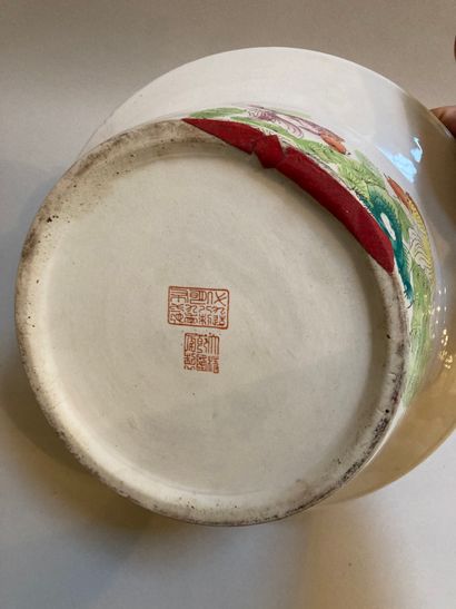 null Lot comprenant un bassin et un pot à pinceau en porcelaine de la Chine décorés...