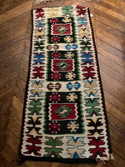 null Tapis Kilim fond crème décor géométrique polychrome

97 x 69 cm

Tapis Kilim...