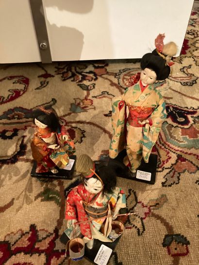null JAPON

Danseuse

XXème siècle

H : 55 cm

On y joint trois autres petites poupées

Lot...