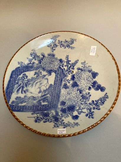 null Japon, grand plat en porcelaine à décor en bleu de fleurs et échassiers, bordure...