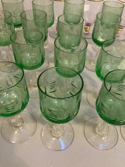  Suite de 26 verres à vin blanc à pied en verre, calice en verre vert taillé, 
pied...