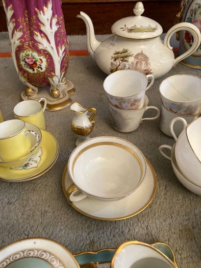 null Lot en porcelaine comprenant différentes parties de service thé et café, vases,...