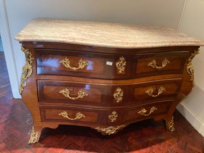 null Grave chest of drawers in veneer and ormolu ornamentation, veined white marble...