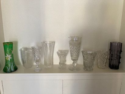 Une caisse comprenant divers vases en cristal...