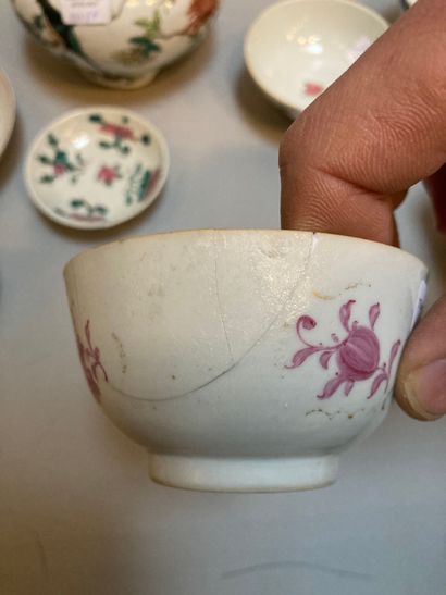null Lot en porcelaine de la Chine et du Japon comprenant : deux bols, une tasse...