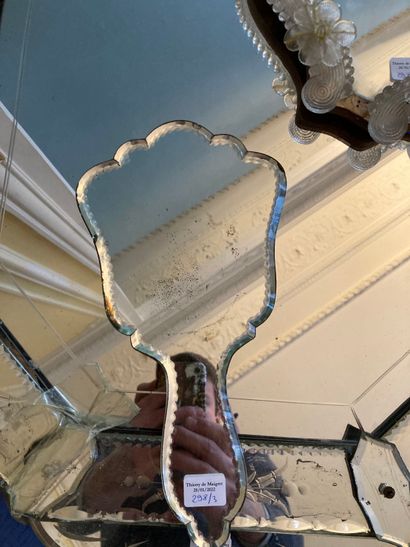 null Miroir en verre de Venise

Milieu du XXème siècle (accident)

H : 93 cm

Ref...