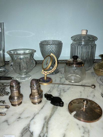 null 
Lot de verrerie et métal argenté comprenant drageoir à décor de moineaux, petites...