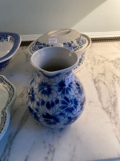 null Lot of ceramics including a bowl in Sarreguemine, a dish with imari decoration,...