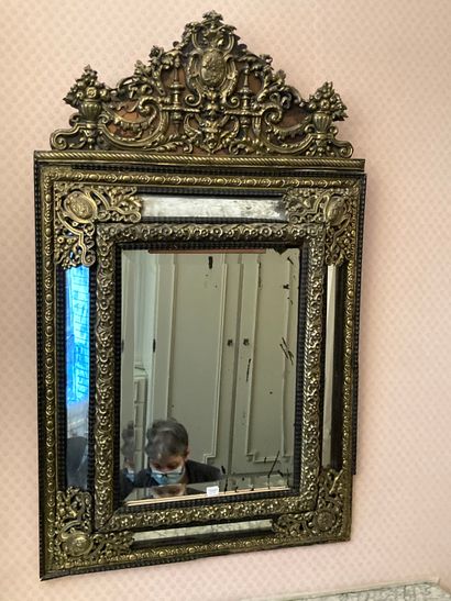 null Miroir en laiton estampé à fronton

Style flamand /style Louis XIII

Fin du...