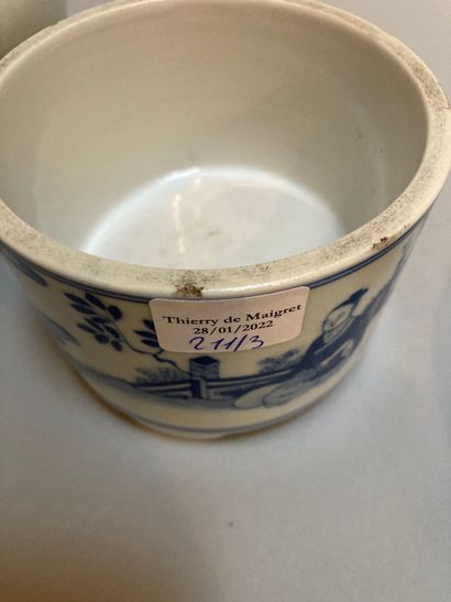 null Lot en porcelaine asiatique comprenant une coupelle à décor d'échassiers et...