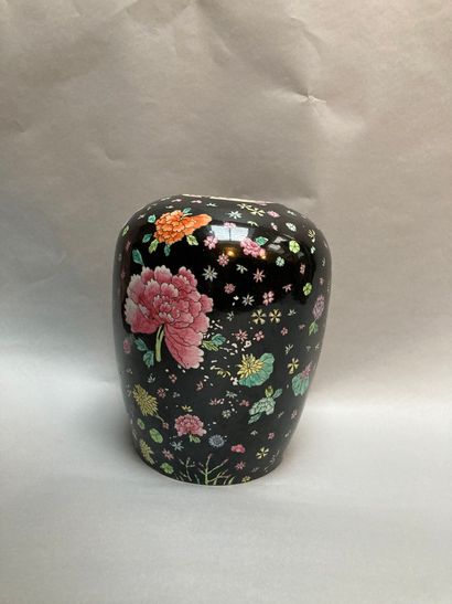 null Vase fond noir décor de fleur (pas de couvercle), Petite fêlure sur le fond,...