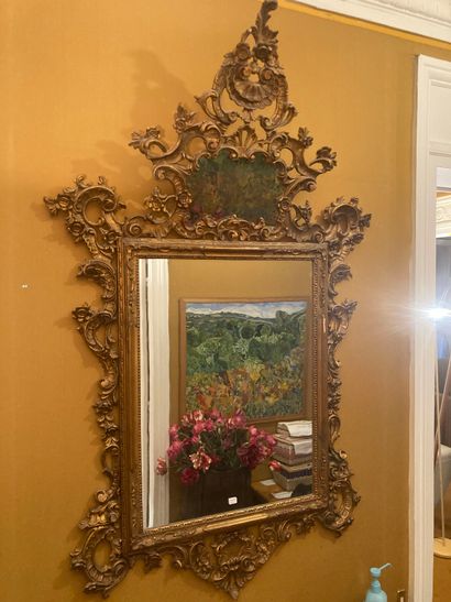 Miroir en bois stuqué et doré à décor Rocaille...