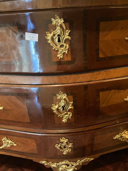 null Grave chest of drawers in veneer and ormolu ornamentation, veined white marble...
