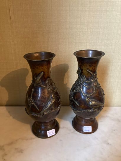 Paire de vases balustres en bronze à décor...
