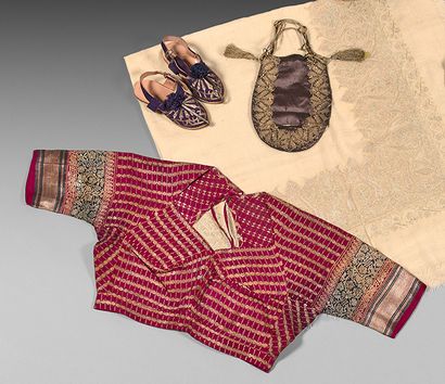 null Lot including a Choli, a purse silk purple and sandals child.
India, mid-20th...