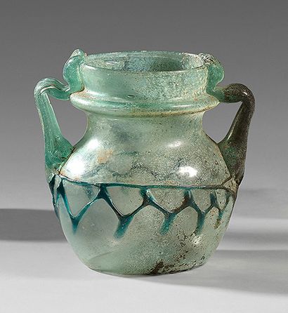 null Vase à deux anses à décor de chevrons en relief sur la panse, verre bleu
Art...