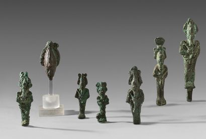 null Lot de six figurines d'Osiris et une tête d'Osiris
Bronze à patine croûteuse
Égypte,...