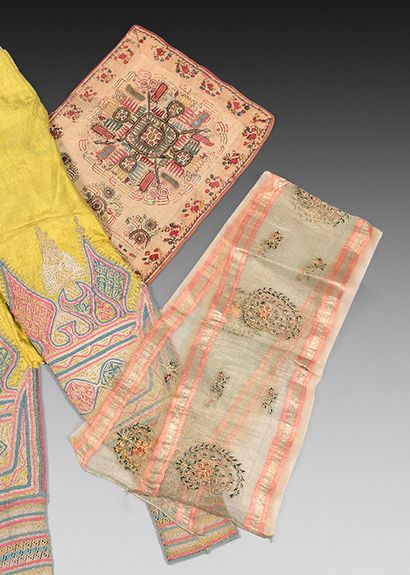 null Bonnet et fragments de tissu brodés. Inde, XXe siècle
Coiffe de coton entièrement...