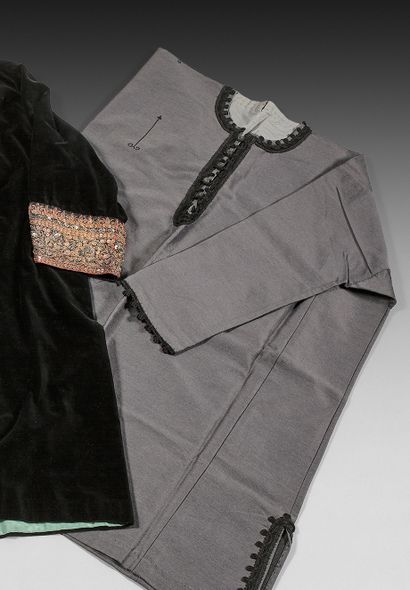 null Robe soufie. Iran, XXe siècle.
Manteau de coton gris de forme trapézoïdale,...