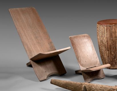 null Trois chaises coloniales. 
Afrique. 
Bois.
H (grand modèle) 99 cm