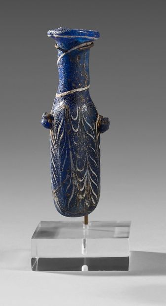 null Balsamaire à décor de chevrons blancs, pâte de verre bleue
Levant, IIIe siècle...