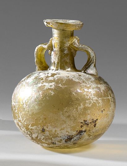 null Cruche à panse globulaire à deux anses et col horizontal, verre jaune
Art romain,...