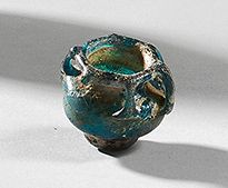 null Vase miniature à six petites anses, verre turquoise à irisations nacrées, une...