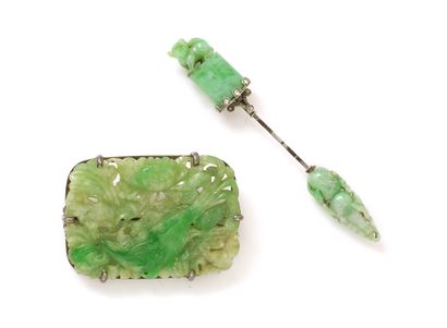 null Lot en argent 800 millièmes, métal et jade jadéite gravé, composé d'une broche...