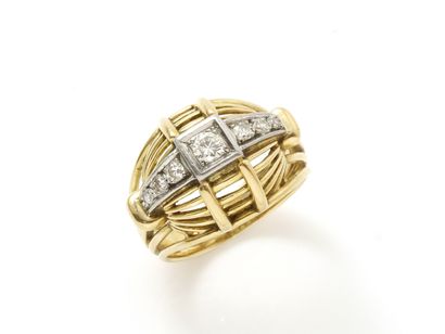 null Dome ring in gold wire 750 and platinum 850 thousandths, decorated with a brilliant-cut...