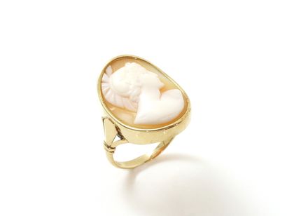 null Gold ring 750 thousandths, decorated with a cameo shell depicting a helmeted...