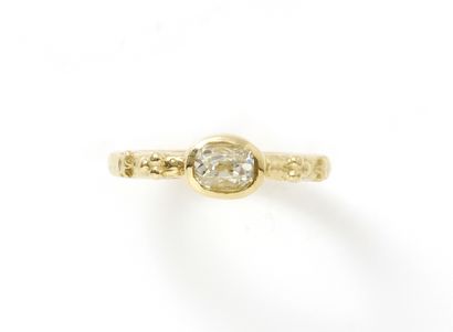 null Ring in gold 750 thousandths, decorated with an oval diamond of old size in...