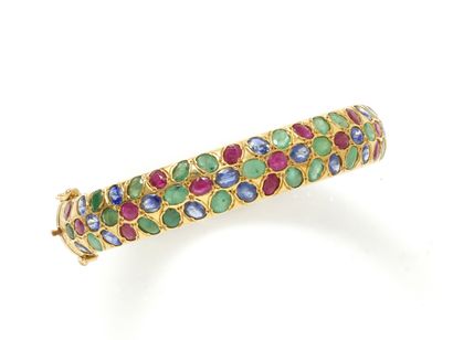 null Rigid hinged bracelet in gold 585 thousandths, dressed with a pavement of emeralds,...