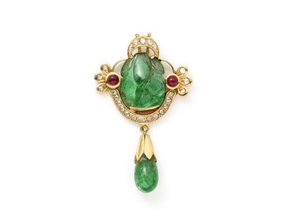 null Pendant in gold 750 thousandths, decorated with an emerald engraved with foliage...