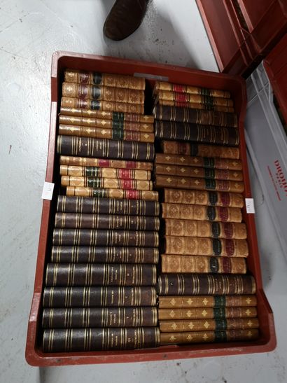 null 
4 manettes de livres reliés Hugo, Chateaubriand, Mémoire de Vitrole, Ollivier,...