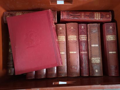 null 
3 caisses de livres reliés dont Larousse, Mémoriale de Saint Hélène, Musique

(incomplet,...
