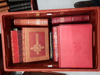 null 
3 caisses de livres reliés dont Larousse, Mémoriale de Saint Hélène, Musique

(incomplet,...