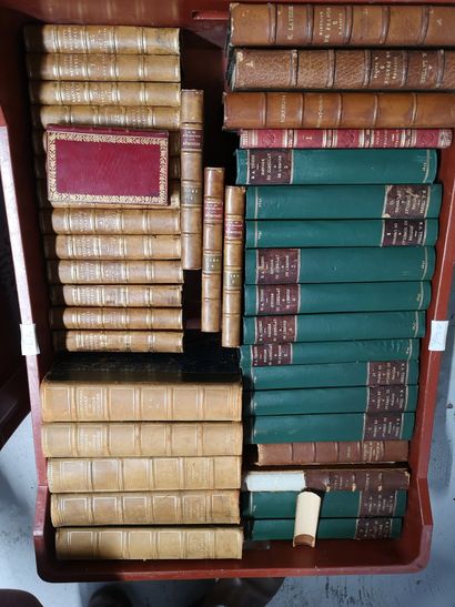 null 
4 manettes de livres reliés dont History of Ancient Europe, Plutarque, International...