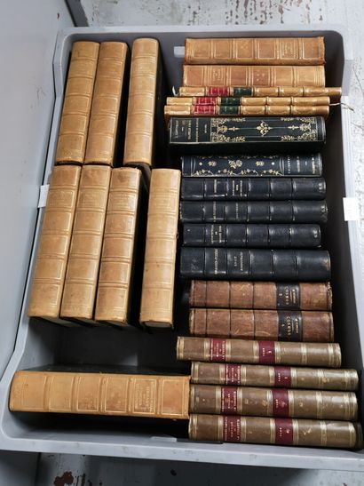 null 
4 manettes de livres reliés Hugo, Chateaubriand, Mémoire de Vitrole, Ollivier,...