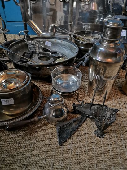 null Fort lot en métal argenté comprenant samovar, flambeaux, shaker, réchaud, coquetier,...