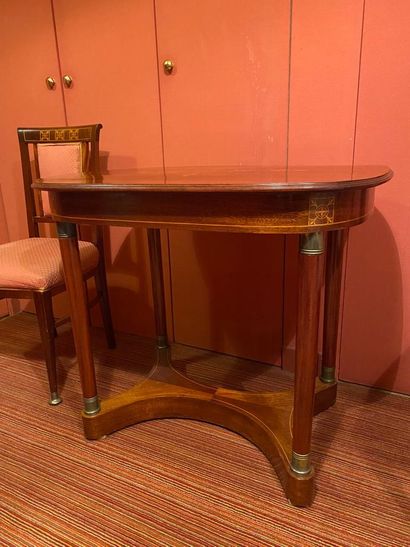 Oval table or geuridon, in mahogany veneer,...