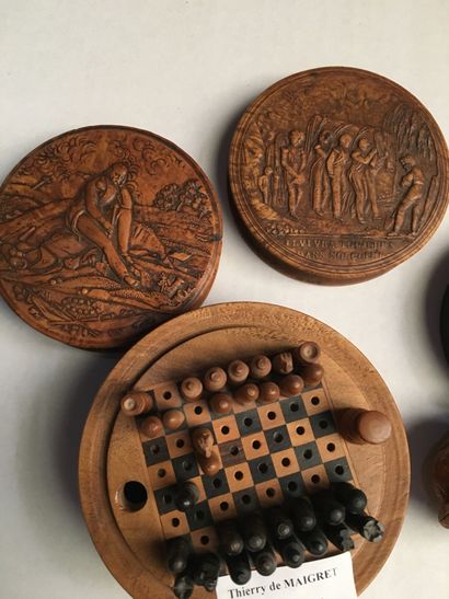 null Set in boxwood or carved wood : three circular boxes, chess set, two nuts