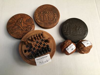 null Set in boxwood or carved wood : three circular boxes, chess set, two nuts