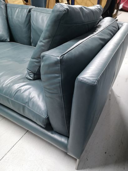 null 26. Sofa upholstered in green leather, chromed metal base (wear)

Brand Habitat....