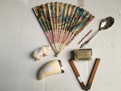 null Lot of trinkets: fan in the state, small rectangular box mother-of-pearl and...