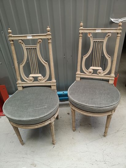 null Paire de chaises en bois laqué, dossier lyre, style Louis XVI (manque une r...