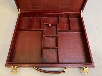 null HERMES Paris, circa 1940 - Travel toiletry case in red Hermès leather box with...