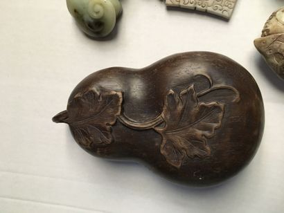 Lot of hard stones: inkstone in a carved...