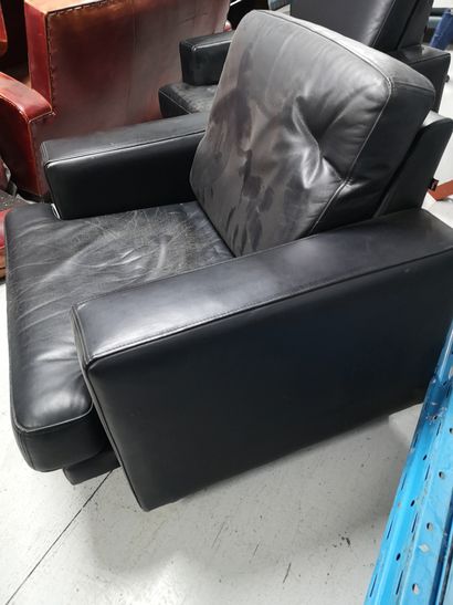 null 28. Paire de fauteuils confortables en cuir noir (usures)

Marque FURSYS

H...