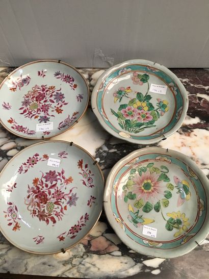 null CHINE. Paire d'assiettes en porcelaine décor de la famille rose de fleurs (fêles),...